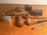 de nombreux types différents de tabacs à pipe posés sur une table