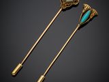 une paire d'épingles à cheveux en verre doré et turquoise