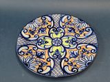 une image représentant une assiette décorative ornée de motifs bleus et jaunes