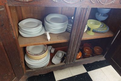 beaucoup d'assiettes et de bols sur les étagères de la cuisine