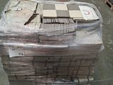 une grande pile de cartons sur une palette dans un entrepôt