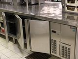 un comptoir en acier inoxydable dans une cuisine commerciale
