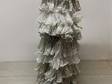 une photo d'un mannequin portant une robe faite de sacs en plastique