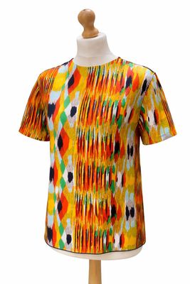 un gros plan sur une chemise portée par un mannequin, un mannequin, un mannequin, un mannequin, un mannequin, un mannequin, un mannequin, un mannequin