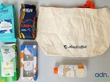 un sac posé sur une table à côté d'autres objets