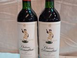 deux bouteilles de vin posées l'une à côté de l'autre sur une table