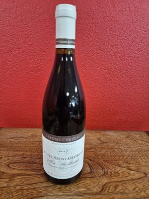 une bouteille de vin posée sur une table