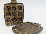 une image représentant une petite bouteille et un petit plateau posés sur une surface blanche