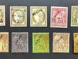 un ensemble de six timbres de couleurs différentes sur un fond noir