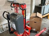 une image représentant un chariot élévateur sur lequel est posée une caisse