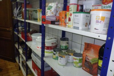 de nombreuses boîtes de conserve sur les rayons du magasin