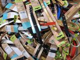une boîte remplie de ciseaux et d'autres objets