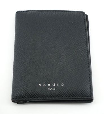 un portefeuille en cuir noir orné d'un logo blanc
