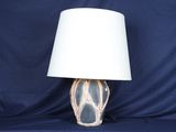 une lampe posée sur une table, sur fond bleu