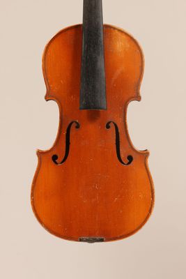 un vieux violon avec un archet accroché à son dos