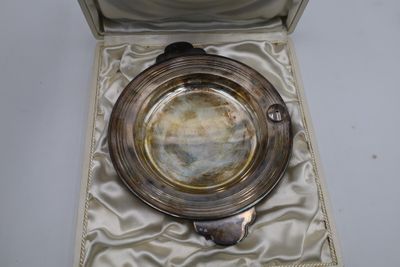 Assiette à bouillie en métal argenté avec réserve pour maint…