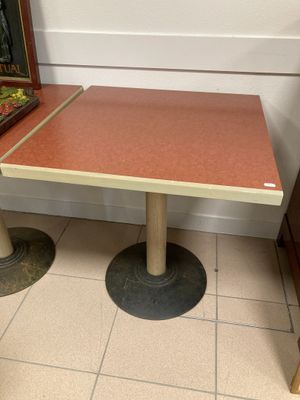 Deux tables de bistrot en métal et bois stratifié. - Photo 1