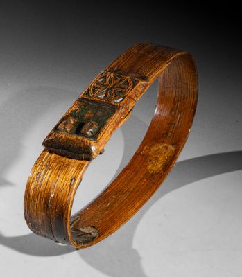 une photo d'un bracelet en bois orné d'une croix