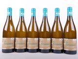 six bouteilles de vin sont alignées sur une surface blanche