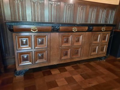 une grande armoire en bois comportant de nombreux tiroirs