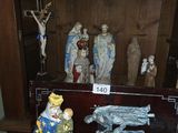 une collection de figurines religieuses présentée dans un coffret en bois