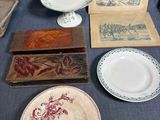 de nombreuses assiettes et bols de toutes sortes sur une table