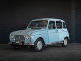 une petite voiture bleue garée dans un garage