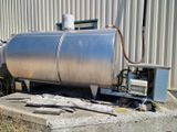 un grand réservoir métallique posé sur un bloc de béton
