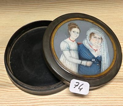 une petite boîte sur laquelle figure l'image de deux personnes