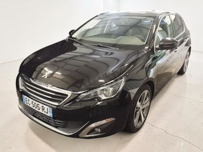 La voiture noire est garée dans la pièce blanche de l'immeuble.