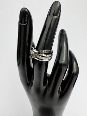 une main noire avec une bague au doigt