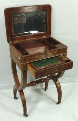 un petit bureau en bois sur lequel est posé un miroir