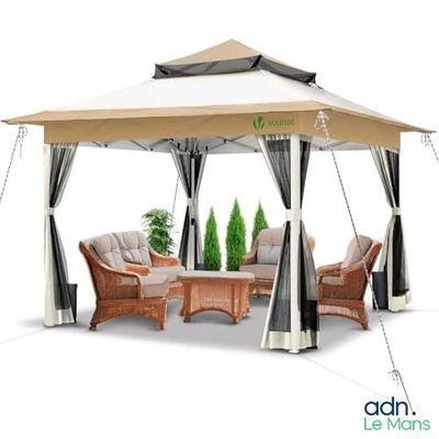 une image représentant un kiosque avec deux chaises et une table à l'intérieur