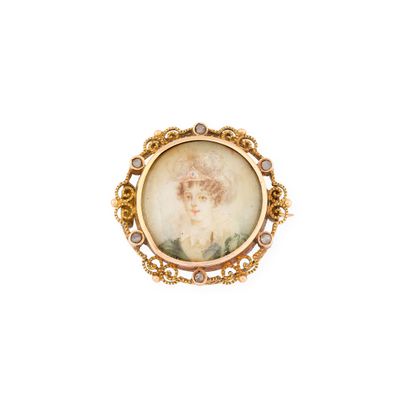 l'image d'une photo représentant une femme portant une broche en or