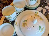 Plusieurs tasses et soucoupes sont posées sur une table en marbre