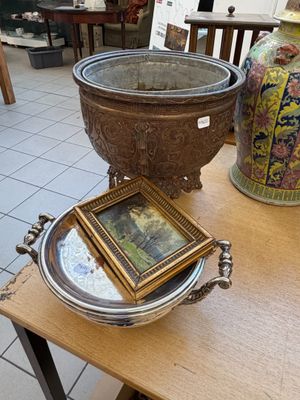 deux vases et un tableau posés sur une table dans une pièce