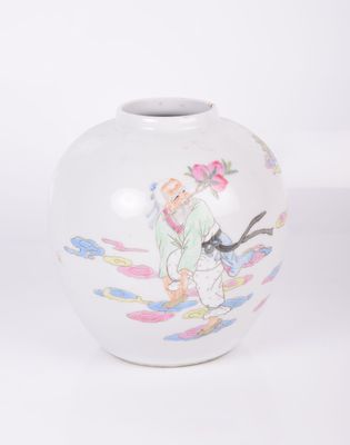 un vase blanc orné d'un dessin représentant un homme
