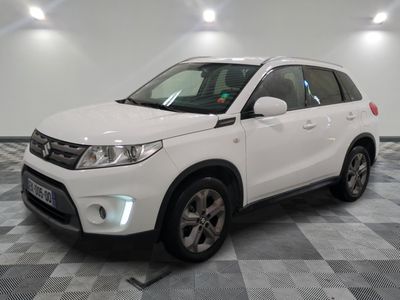 le suv blanc est garé dans le garage sur un sol en damier