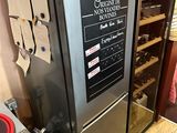 un réfrigérateur équipé d'un casier à vin