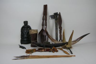 de nombreux objets différents posés sur une table
