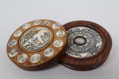 deux sous-verres en bois ornés de motifs décoratifs