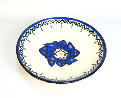 une assiette bleue et blanche ornée d'un motif