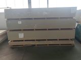 plusieurs palettes de bois sont empilées sur des palettes dans un entrepôt