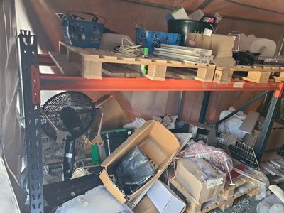 une pile de cartons empilés les uns sur les autres sur une étagère dans un garage