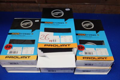 plusieurs boîtes contenant différents types d'appareils électroniques, posées sur une surface bleue
