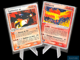 deux cartes Pokémon exposées sur un fond noir
