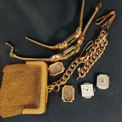plusieurs bijoux, dont un sac à main, une montre et un bracelet