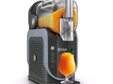 une photo d'un extracteur de jus contenant une boisson
