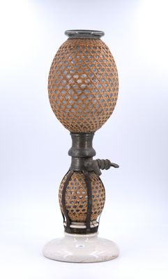 un vase posé sur un support sur une surface blanche