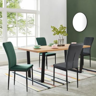 une salle à manger avec une table et des chaises